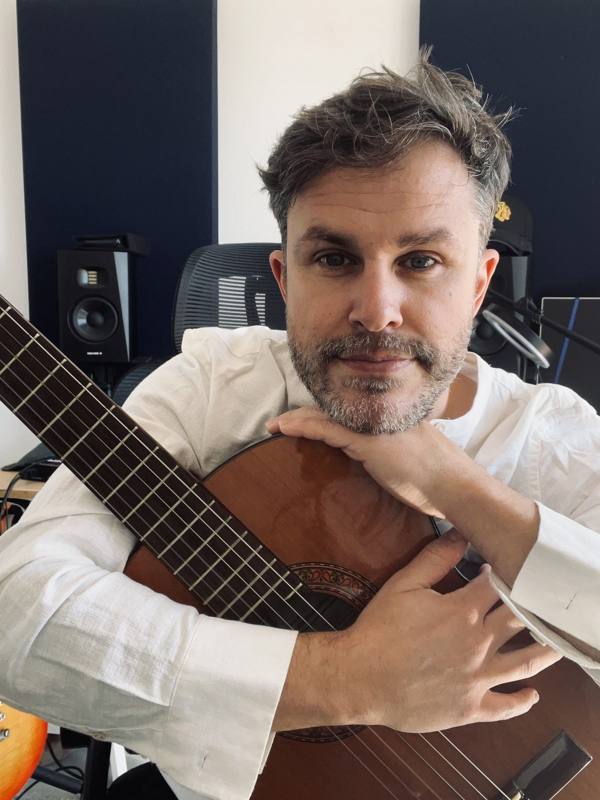 Portrait of Coqui Rodríguez with his guitar