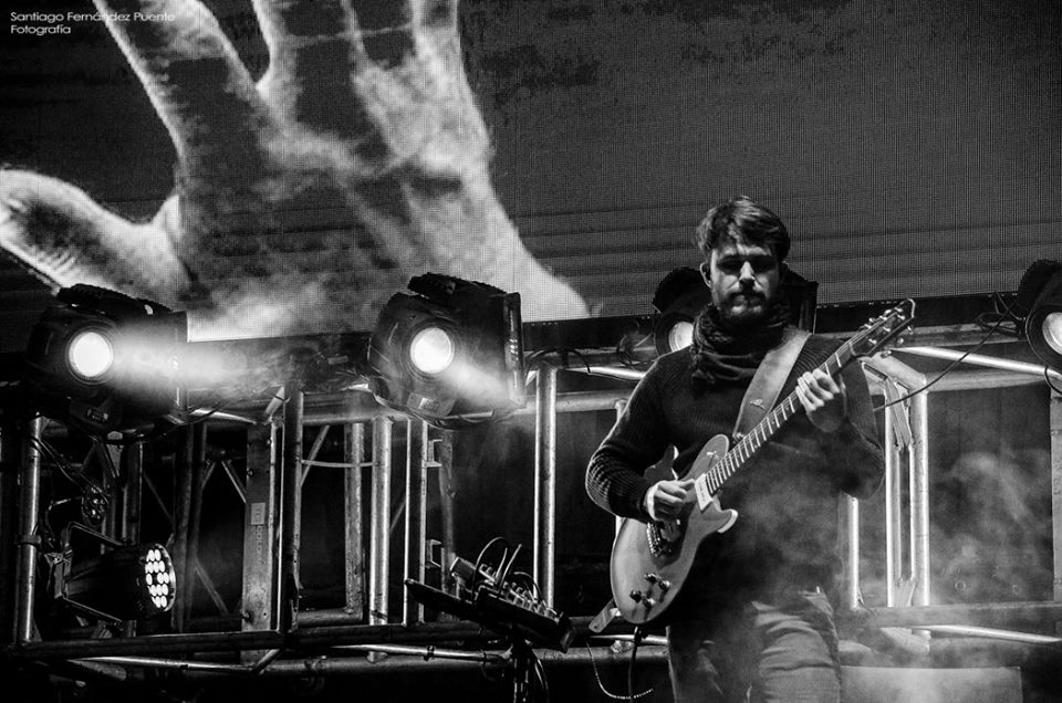 Coqui en un escenario con focos, en blanco y negro